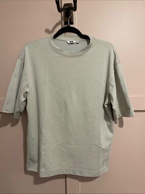 Uniqlo Men’s Short Sleeve Crew Neck Tee in Light Beige
